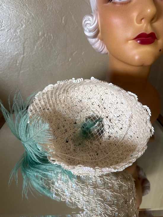 FESTIVE 1950\'s IVORY & SEQUIN LACE COCKTAIL HAT + GREEN OSTRICH FEATHER main image 5